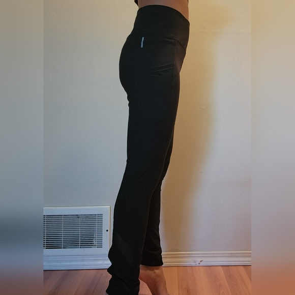 Black Athletic Leggings with Pockets and Mesh Detailing - Picture 2 of 3